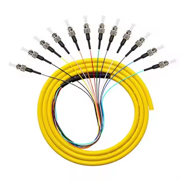 How many grounding wires are there in the secondary distribution box 
