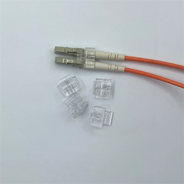 How many fiber optic cores should be connected to the SFP optical module 